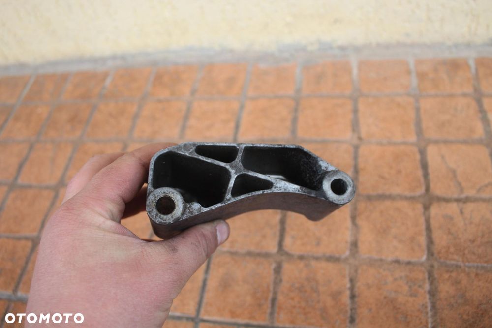 ŁAPA MOCOWANIE SPRĘŻARKI MERCEDES W210 3.2 CDI A6112340239 - 3