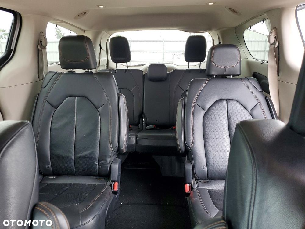 Chrysler Pacifica - 12