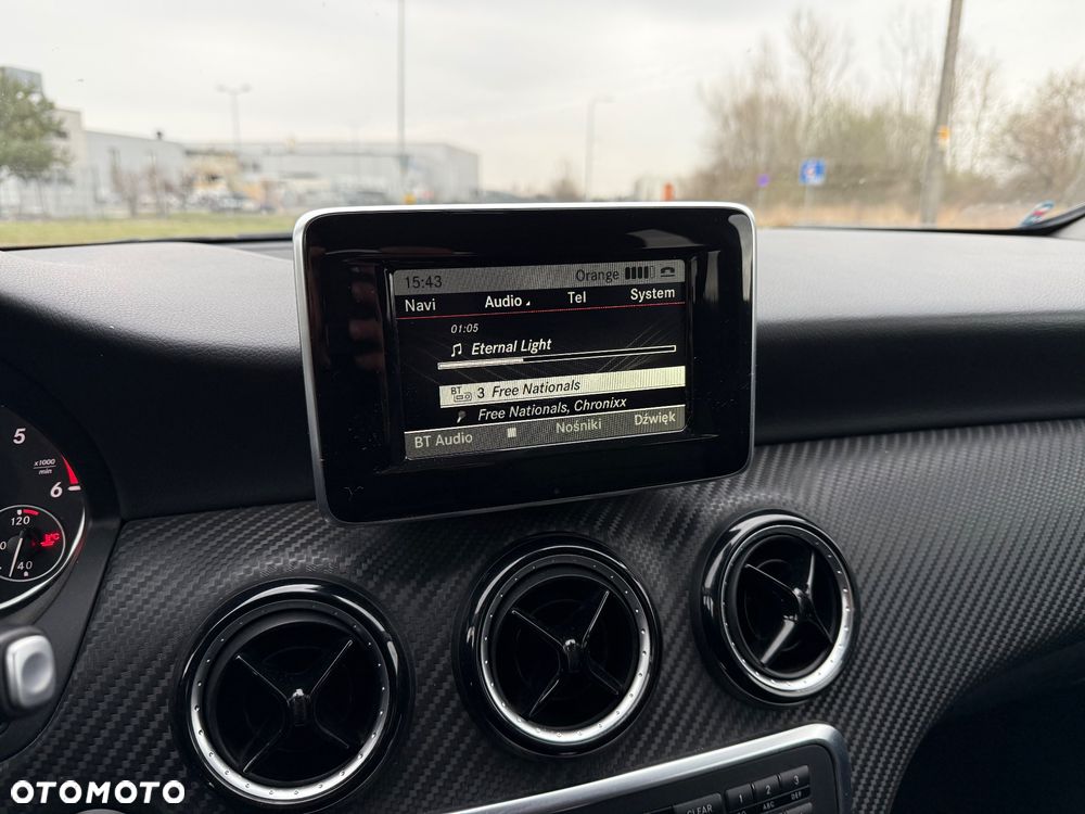 Mercedes-Benz GLA - 24