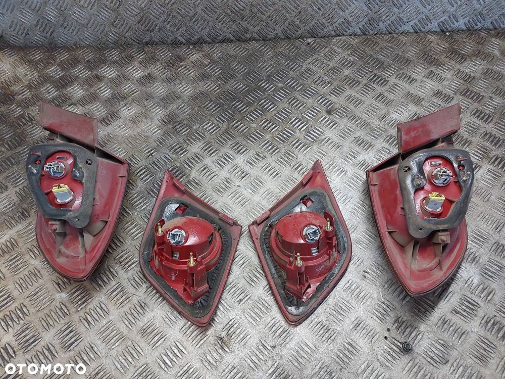 LAMPA LEWY TYŁ + PRAWY TYŁ W BŁOTNIK W KLAPĘ MAZDA 3 I BK HB 5D - 5