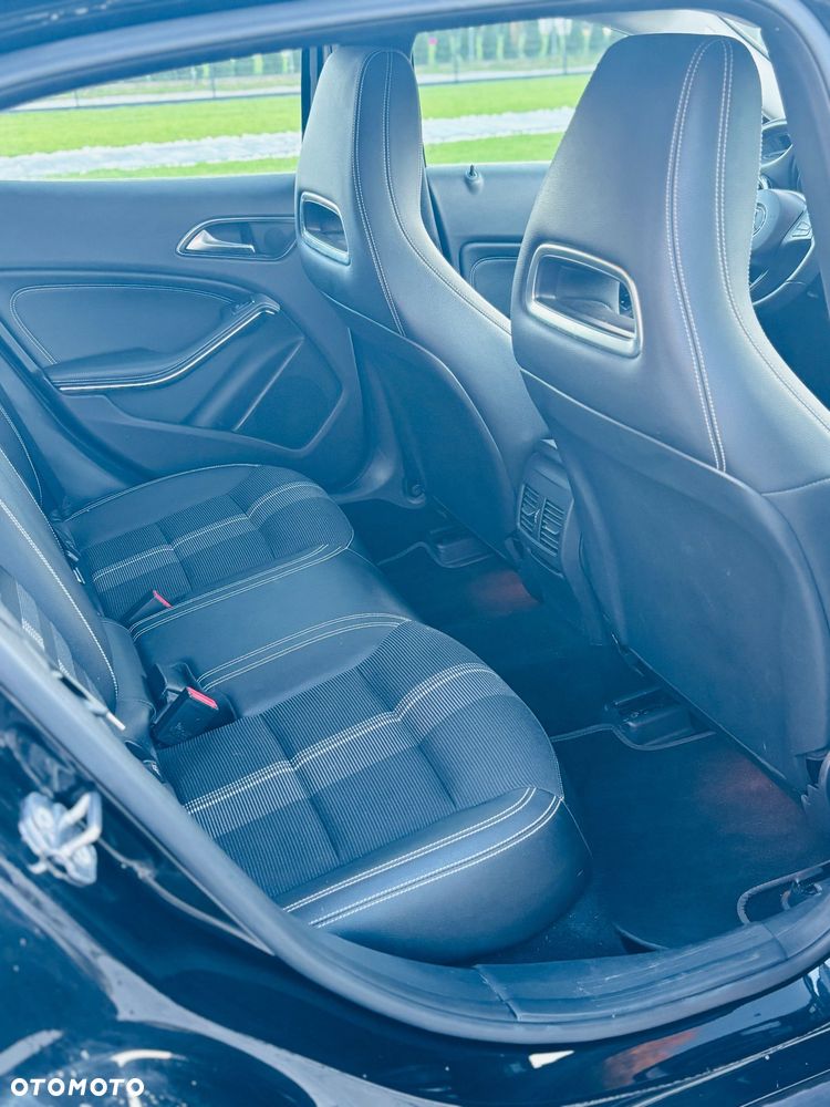 Mercedes-Benz GLA 180 7G-DCT UrbanStyle Edition - 17