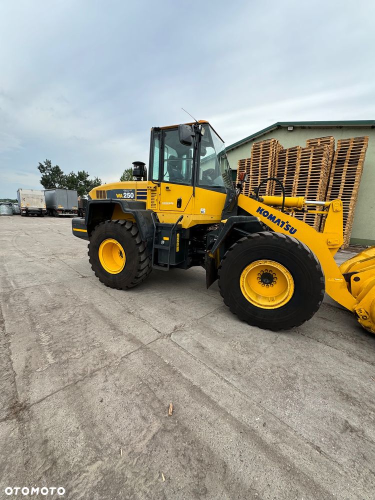 Komatsu WA250-5H - 3