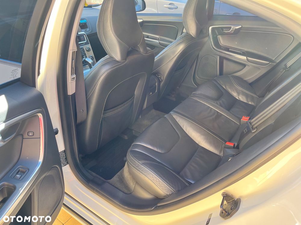 Volvo S60 T6 AWD R-Design - 9