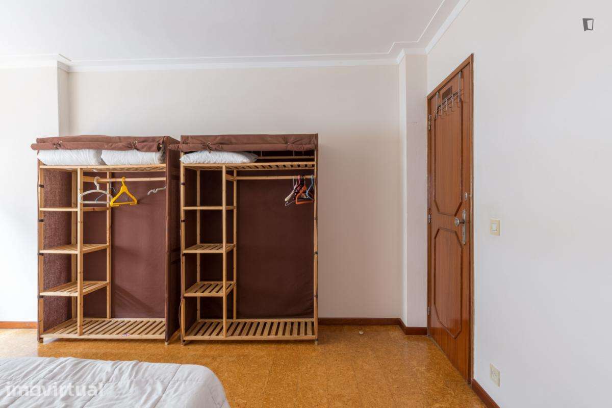 Quarto - localizado em Santa Marinha Porto - Grande imagem: 4/23