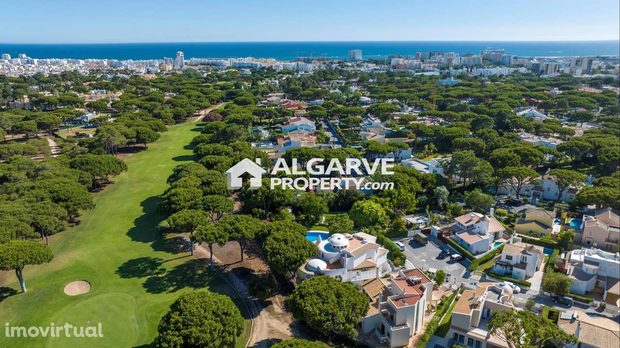 Charmosa moradia V6 numa rua sem saída frente ao golfe e perto da Mari - Grande imagem: 5/49