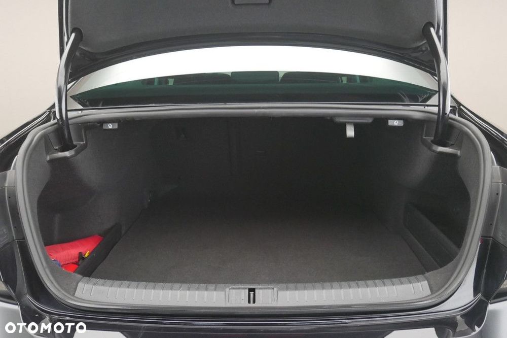 Volkswagen Passat - 16