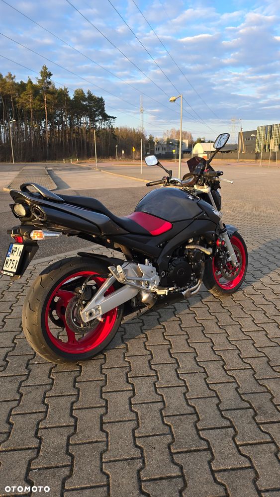 Suzuki GSR - 3