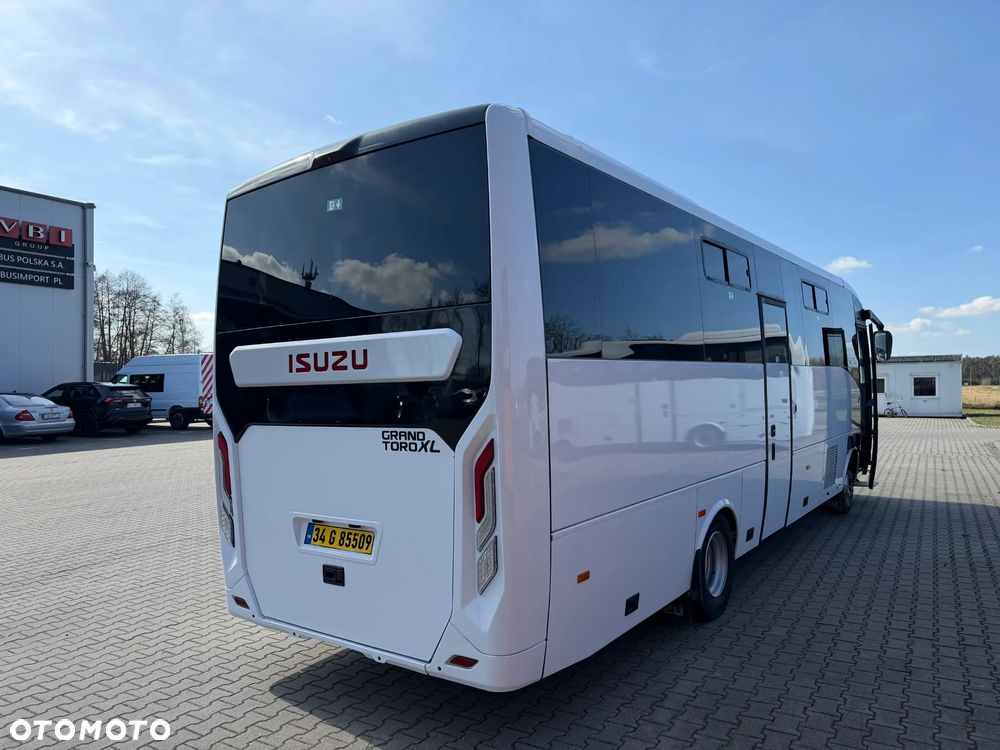 Isuzu Grand Toro XL - 4