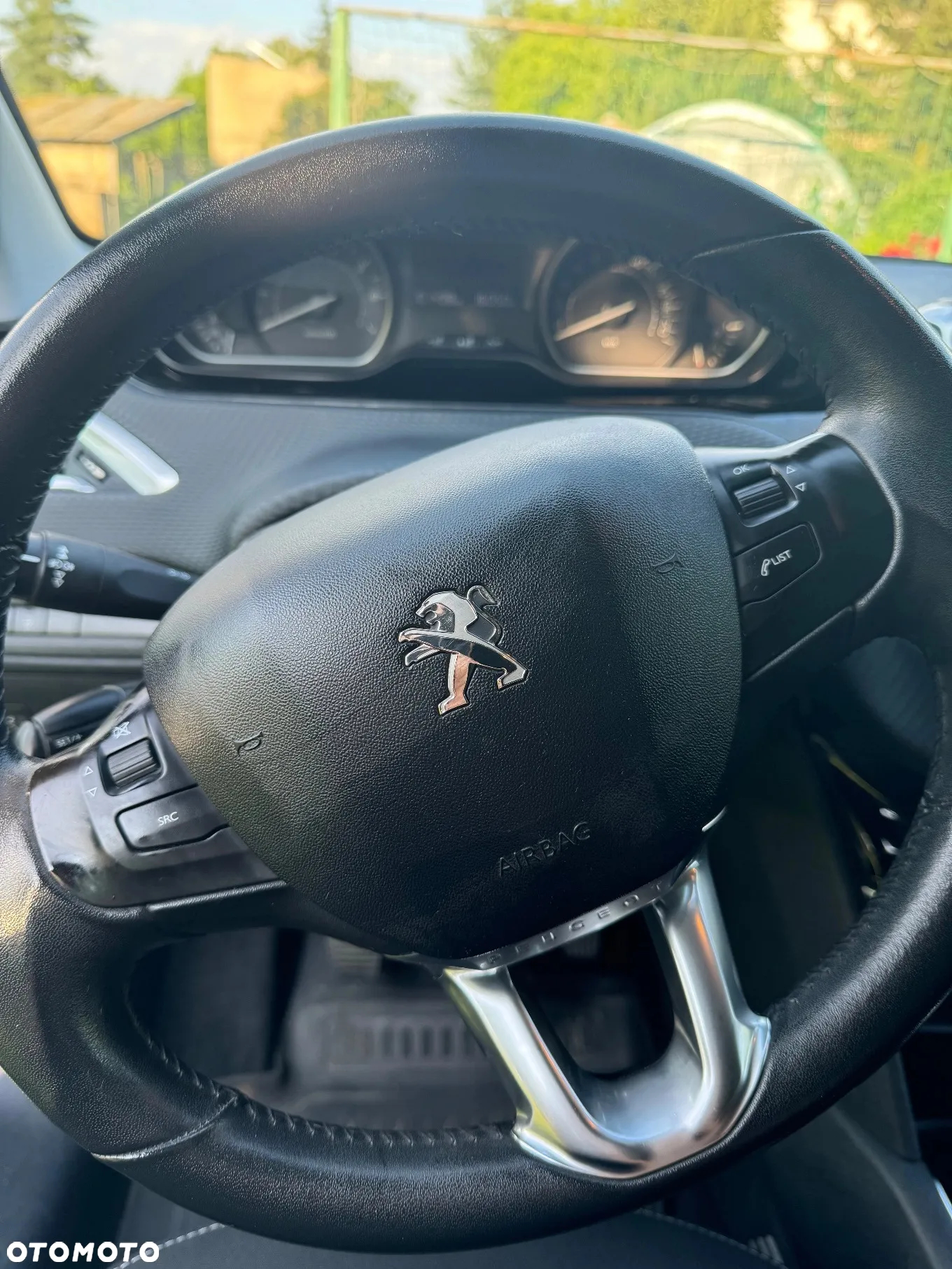 Peugeot 208 - 8