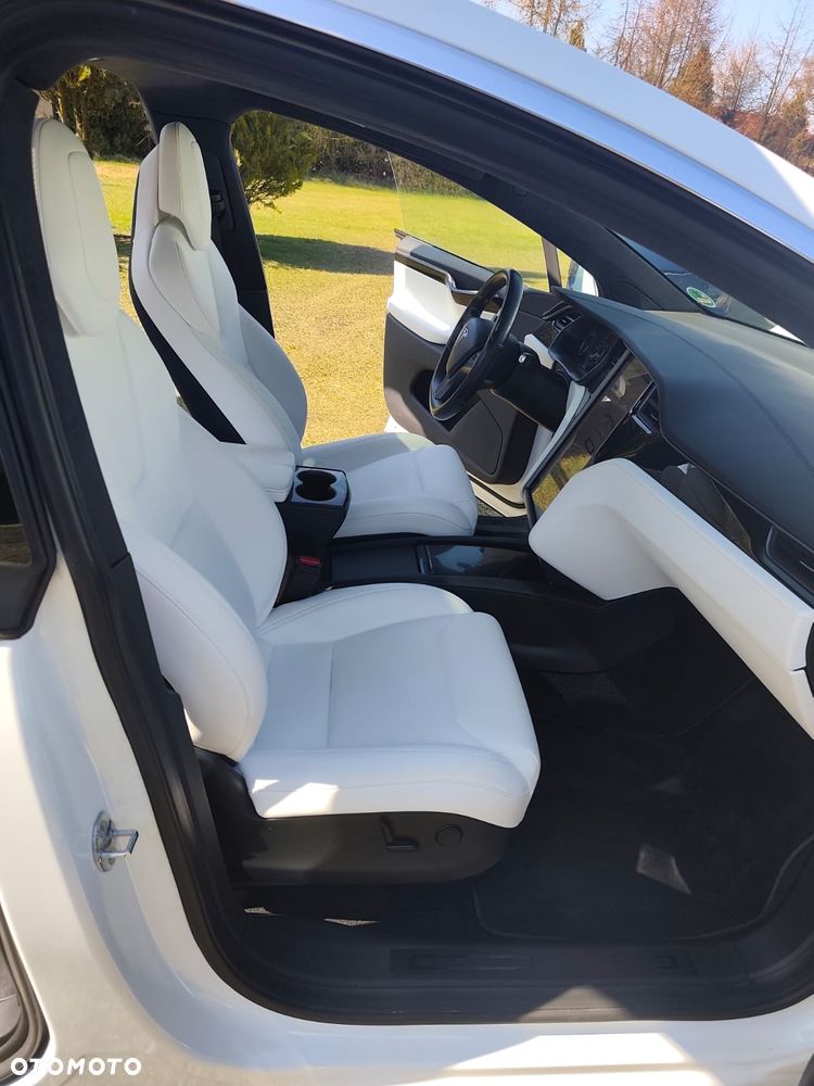 Tesla Model X - 23