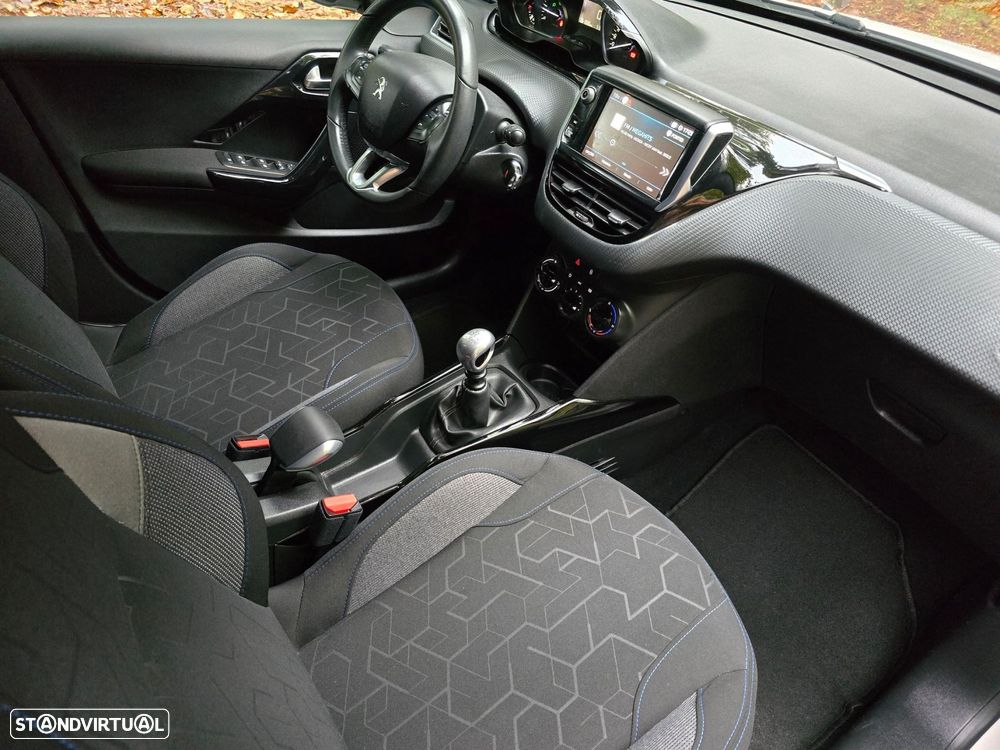 Peugeot 2008 1.2 PureTech Signature - 27