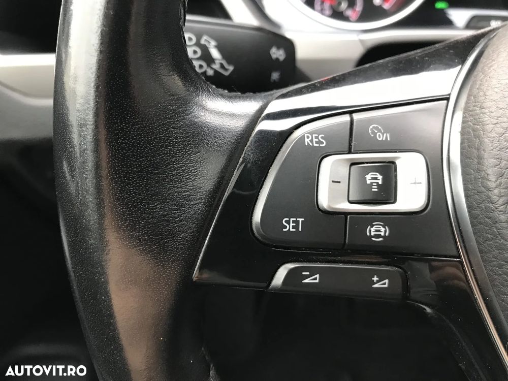 Volkswagen Touran 2.0 TDI SCR DSG Trendline - 17