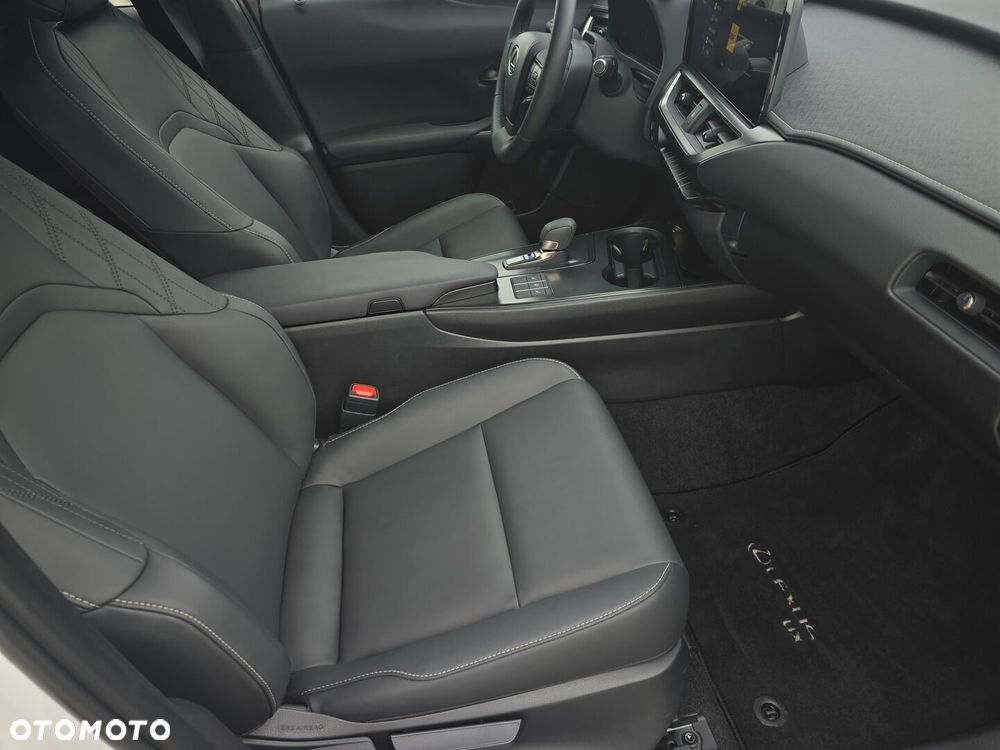 Lexus UX 300h F Sport Design - 9