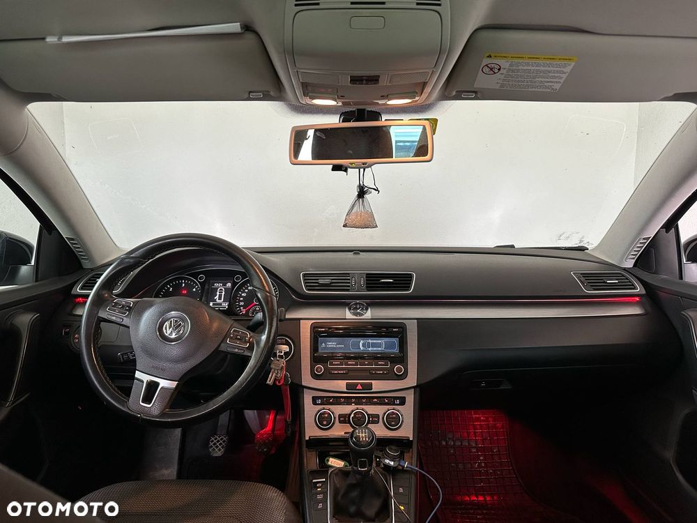 Volkswagen Passat 2.0 TDI Comfortline R-Style - 8