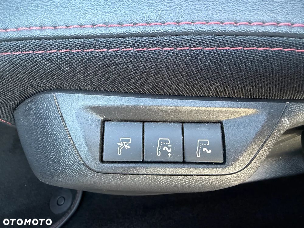 Peugeot 308 1.6 e-THP GTi by Sport S&S - 12