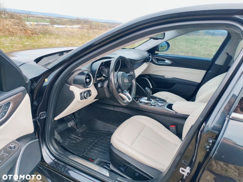 Alfa Romeo Giulia 2.0 Turbo TI Q4 - 12