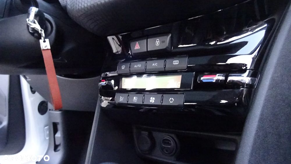 Peugeot 2008 1.2 Pure Tech GPF Allure S&S EAT6 - 21