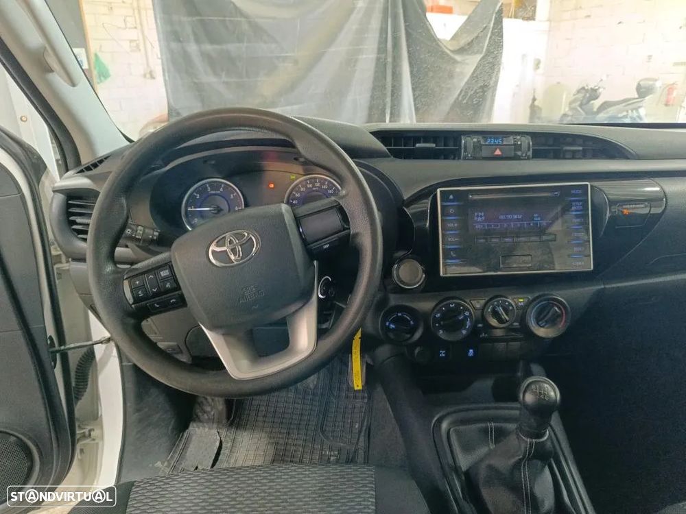 Toyota Hilux 2.4 D-4D 4WD CD CM - 8