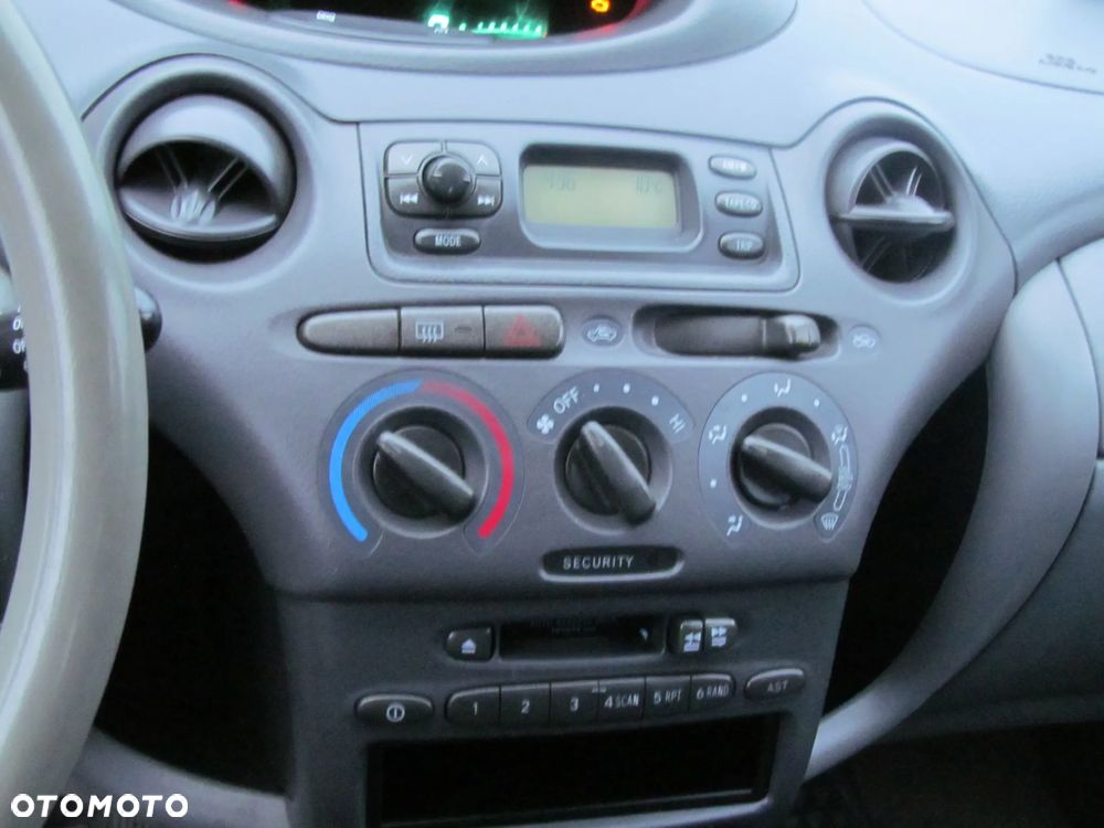 Toyota Yaris 1.0 Terra - 9