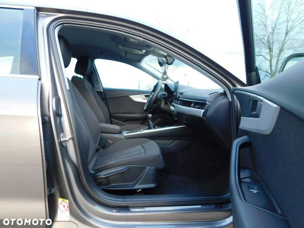 Audi A4 Avant 2.0 TDI Design - 10