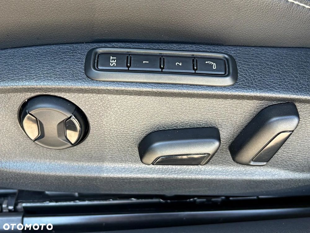 Volkswagen Passat Variant 2.0 TDI Elegance DSG - 29
