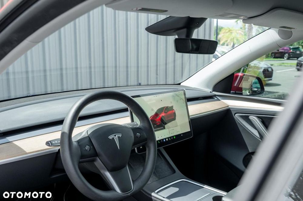 Tesla Model Y - 21