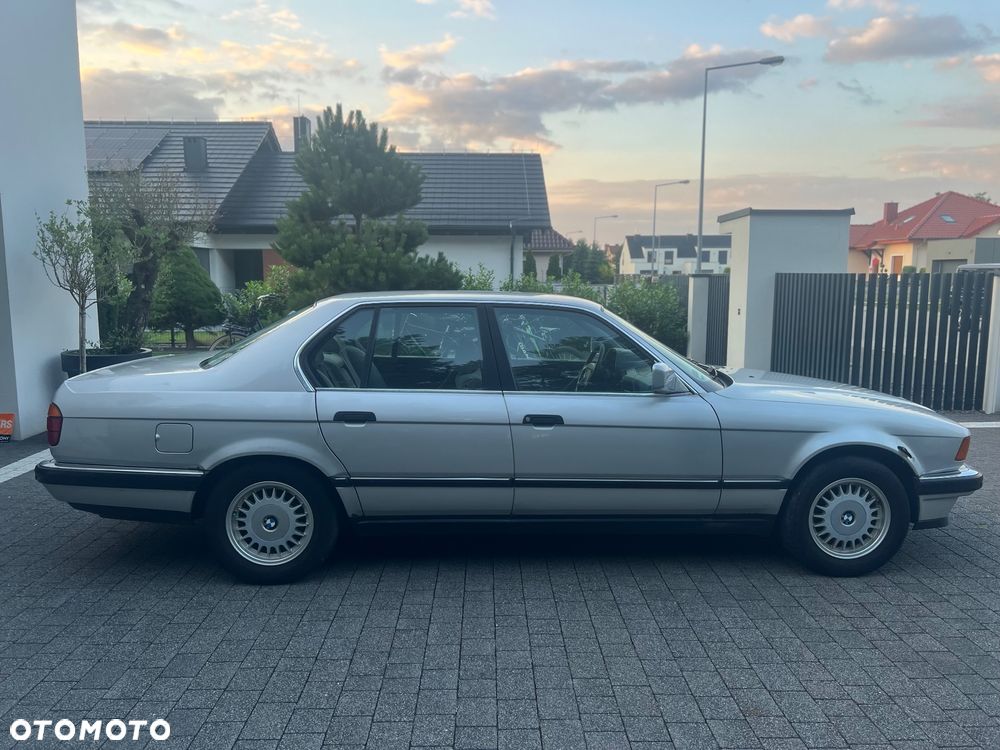BMW Seria 7 740i V8 - 12
