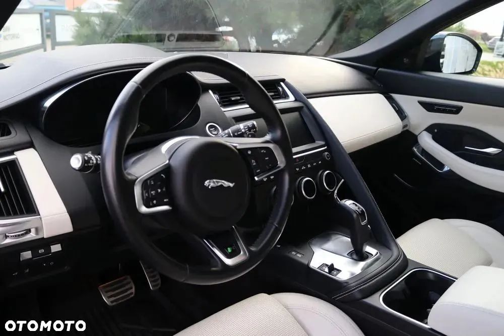 Jaguar E-Pace P300 AWD R-Dynamic SE - 4