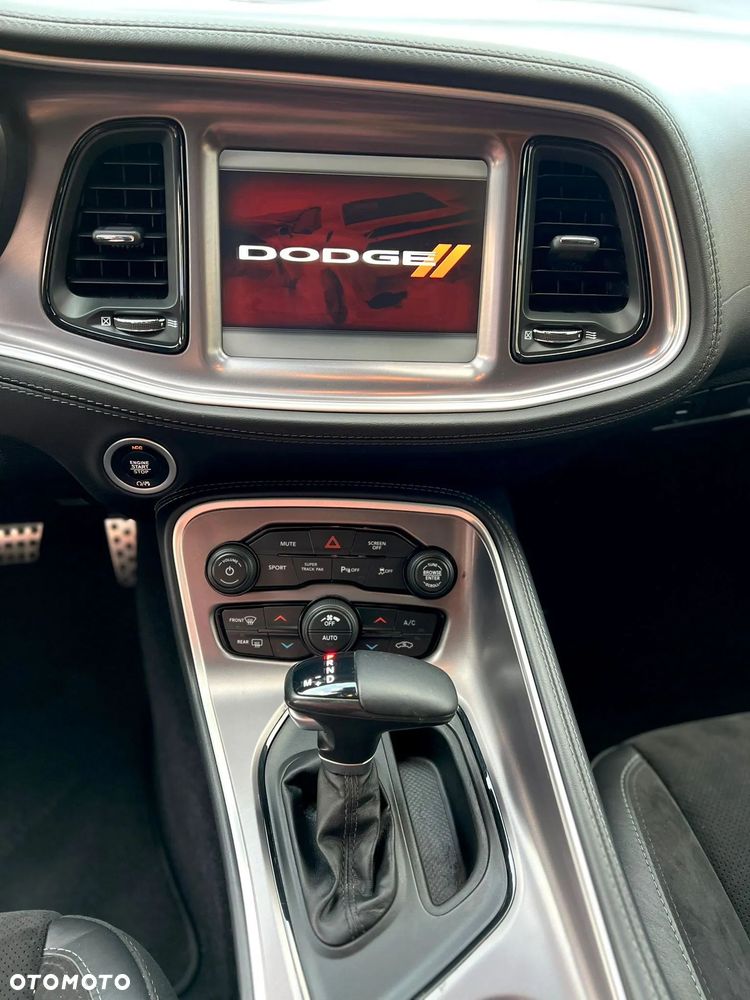Dodge Challenger - 16