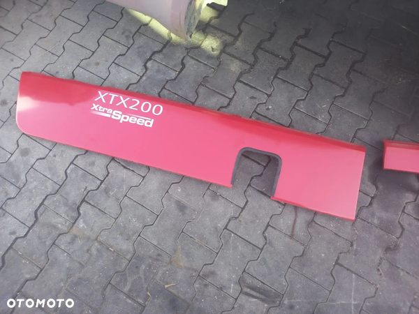 Boczek maski lewy z pneumatyką McCormick XTX185 XTX200