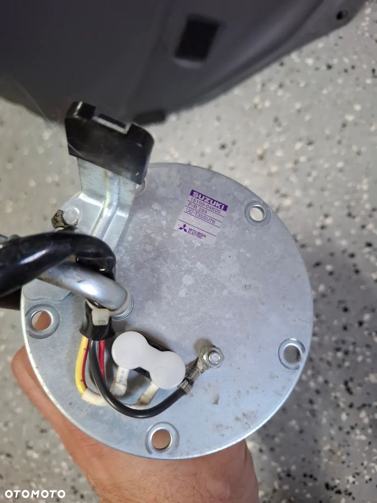 Suzuki GSXS 1000 zbiornik bak pompa paliwa - 2