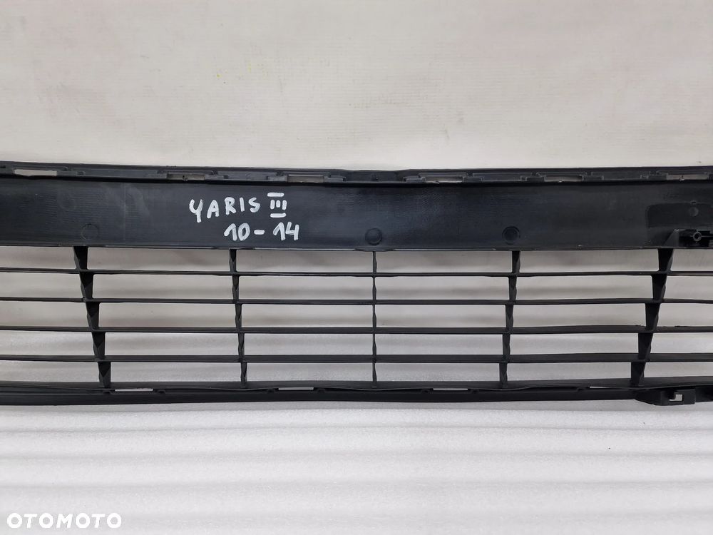 TOYOTA YARIS 3 III 11-14 KRATKA ŚRODKOWA ZDERZAKA PRZEDNIEGO , NR 53112-0D210 , NR AUKCJI K109 - 11
