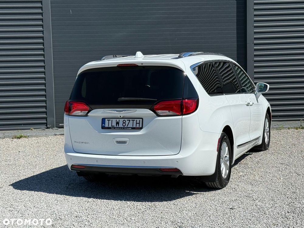 Chrysler Pacifica - 12