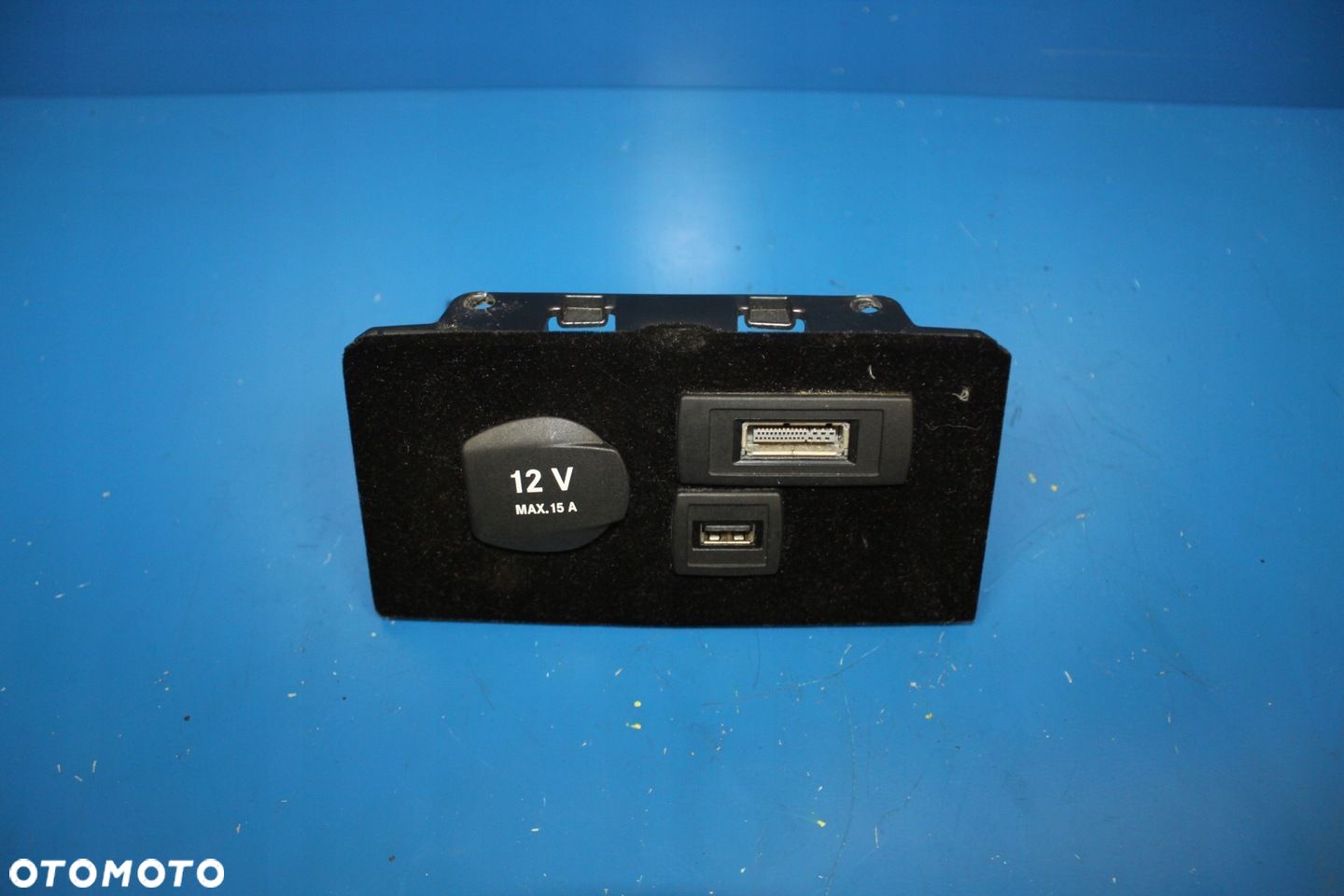 MERCEDES CLS W218 GNIAZDO MODUŁ USB 12V - 1