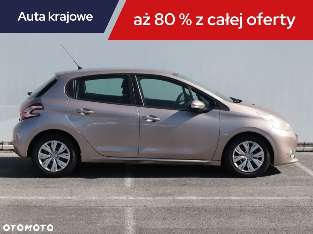 Peugeot 208 - 8