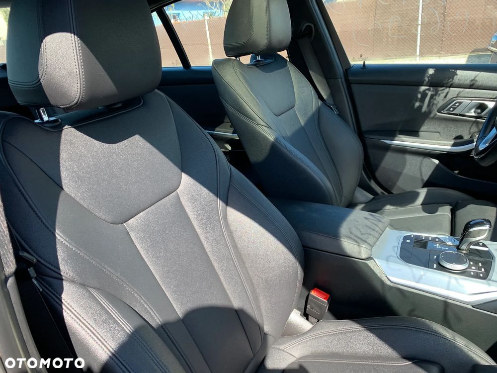 BMW Seria 3 330i xDrive - 16