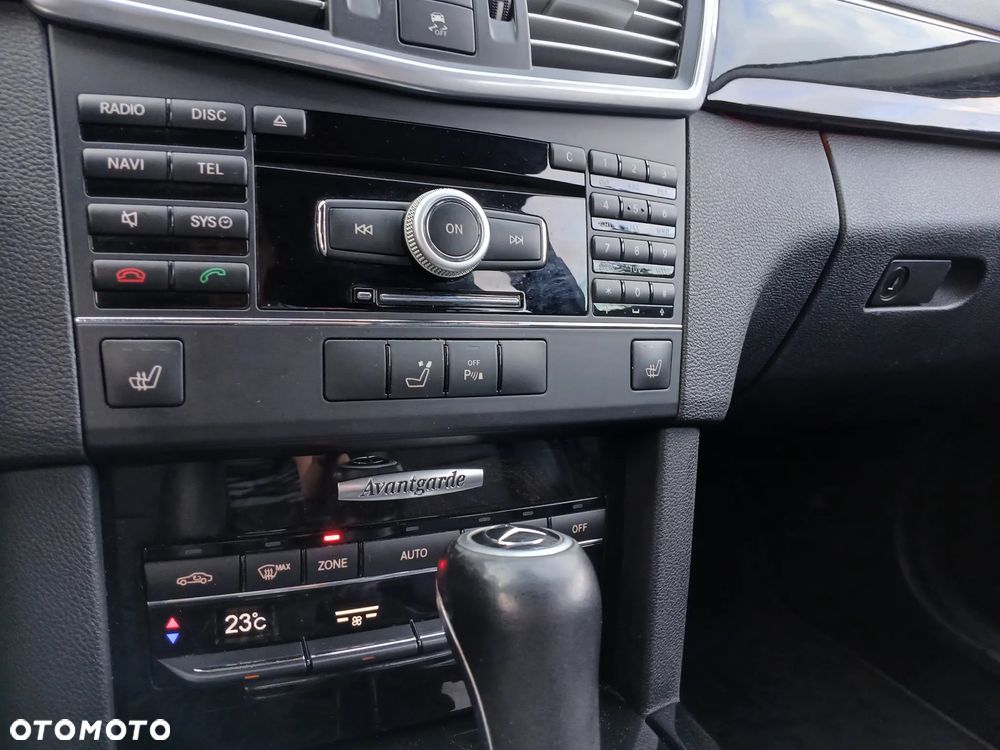 Mercedes-Benz Klasa E 200 T CGI BlueEFFICIENCY Automatik - 31