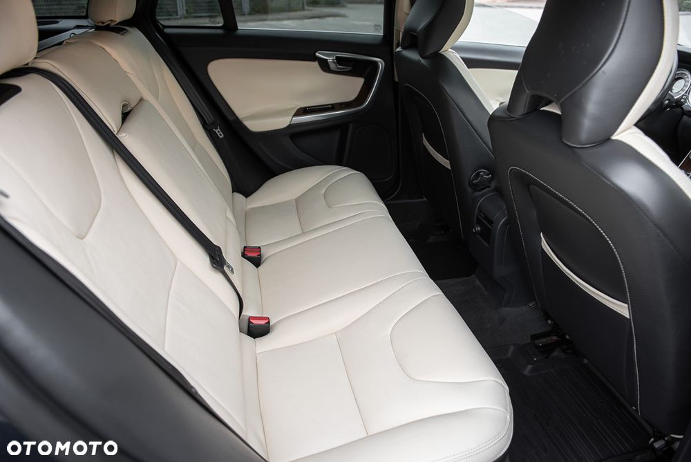 Volvo V60 D3 Summum - 32