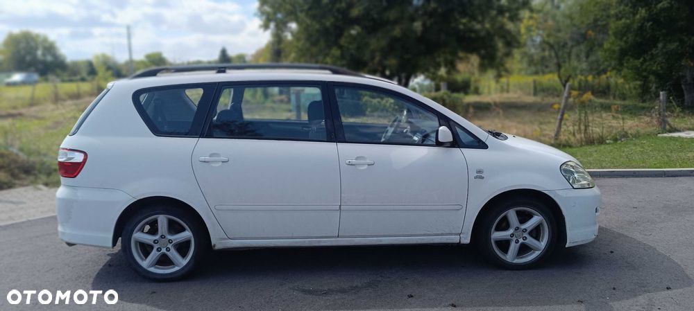 Toyota Avensis Verso - 4