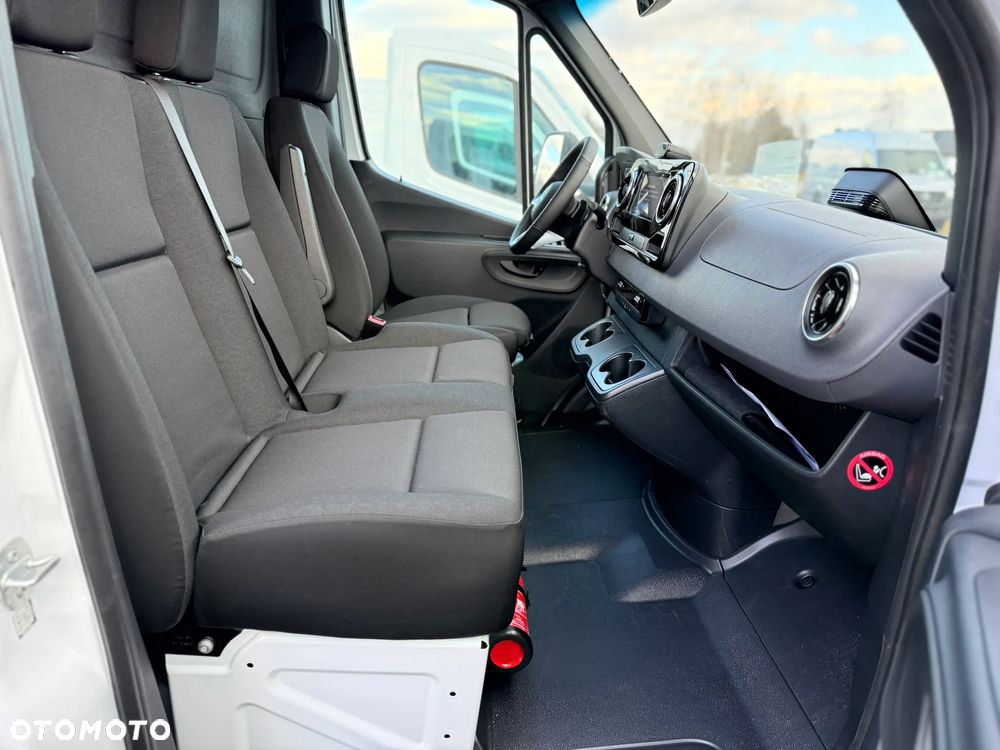 Mercedes-Benz Sprinter - 12