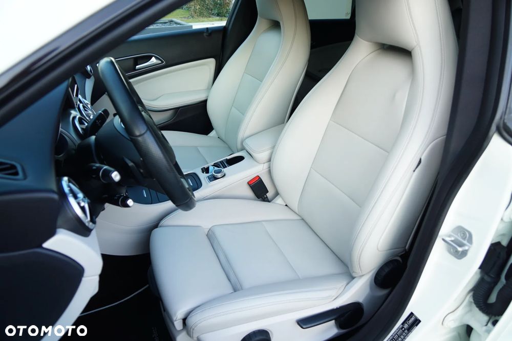 Mercedes-Benz CLA 180 7G-DCT UrbanStyle Edition - 28