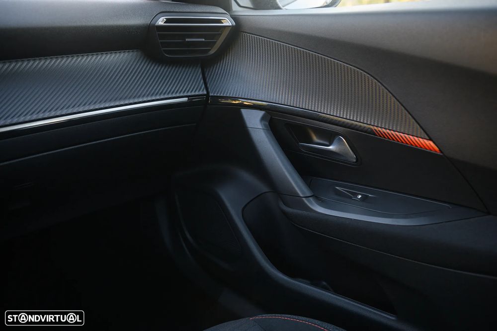 Peugeot 2008 1.2 PureTech Allure Pack - 32