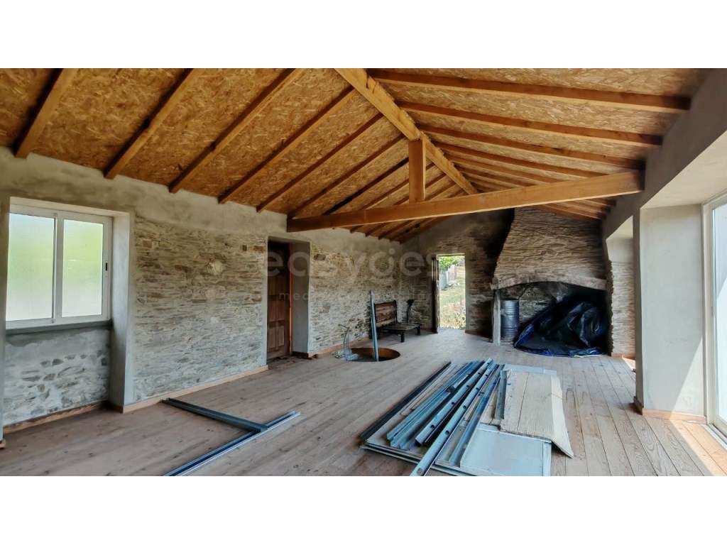 Moradia para remodelação em cenário tranquilo e isolado - Grande imagem: 2/22