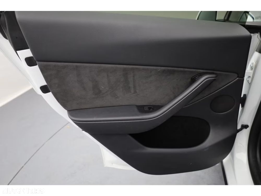 Tesla Model Y AWD Performance - 13