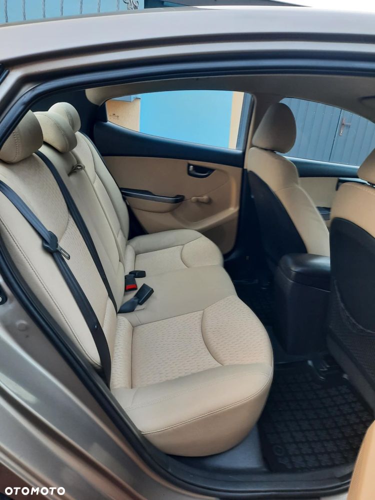 Hyundai Elantra - 12