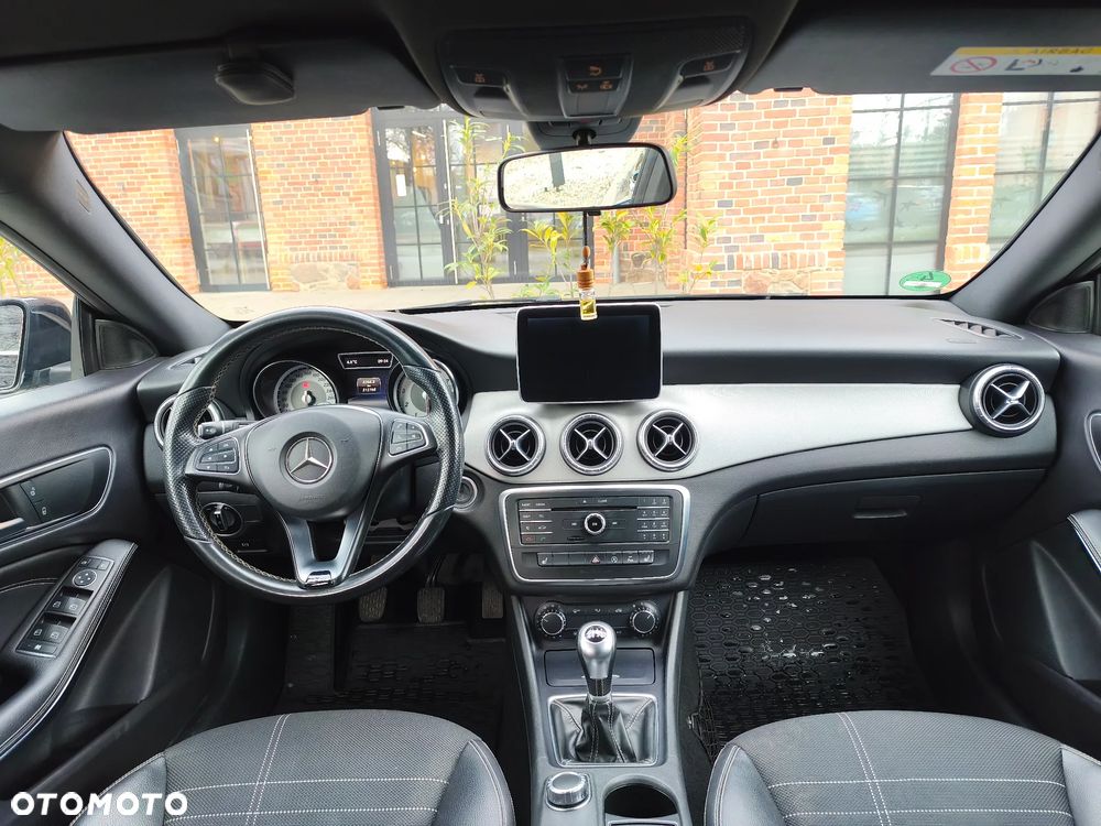 Mercedes-Benz CLA 180 AMG Line - 16