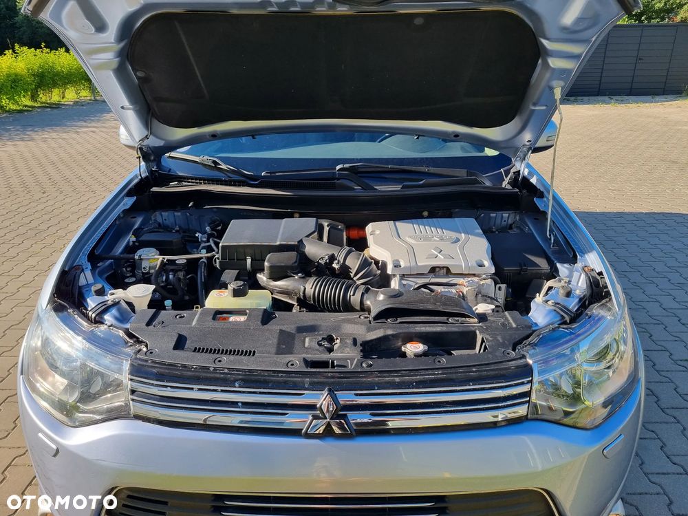 Mitsubishi Outlander Instyle NAVI + - 29
