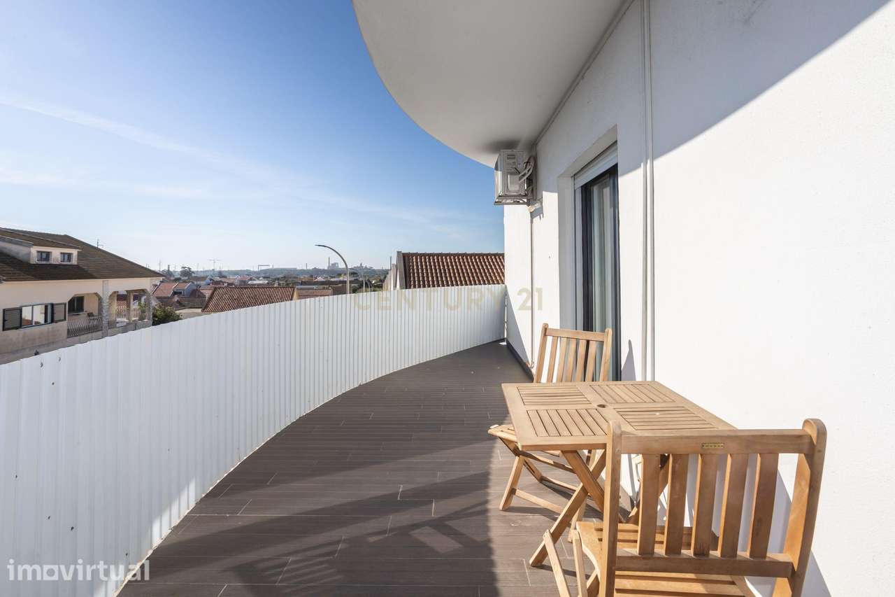 Apartamento T3 Convertido em T2 | Modernizado | Varandas | Garagem Opc