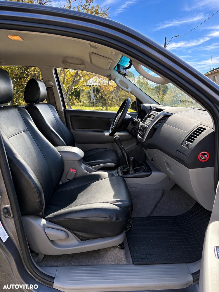 Toyota Hilux 4x4 Double Cab Sol - 6