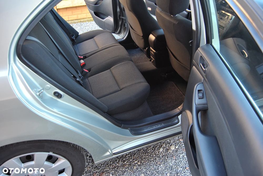 Toyota Avensis 1.8 VVT-i Sol - 17